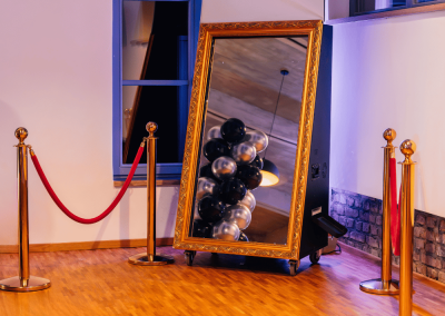 Eleganter Fotospiegel mit rotem Absperrband als Fotobox-Highlight bei einer Hochzeit in der Alten Lehrwerkstatt Solingen