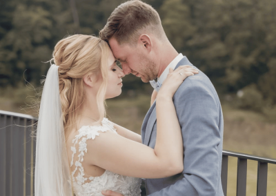 Brautpaar in inniger Umarmung auf der Dachterrasse der Alten Lehrwerkstatt Solingen mit Blick ins Grüne