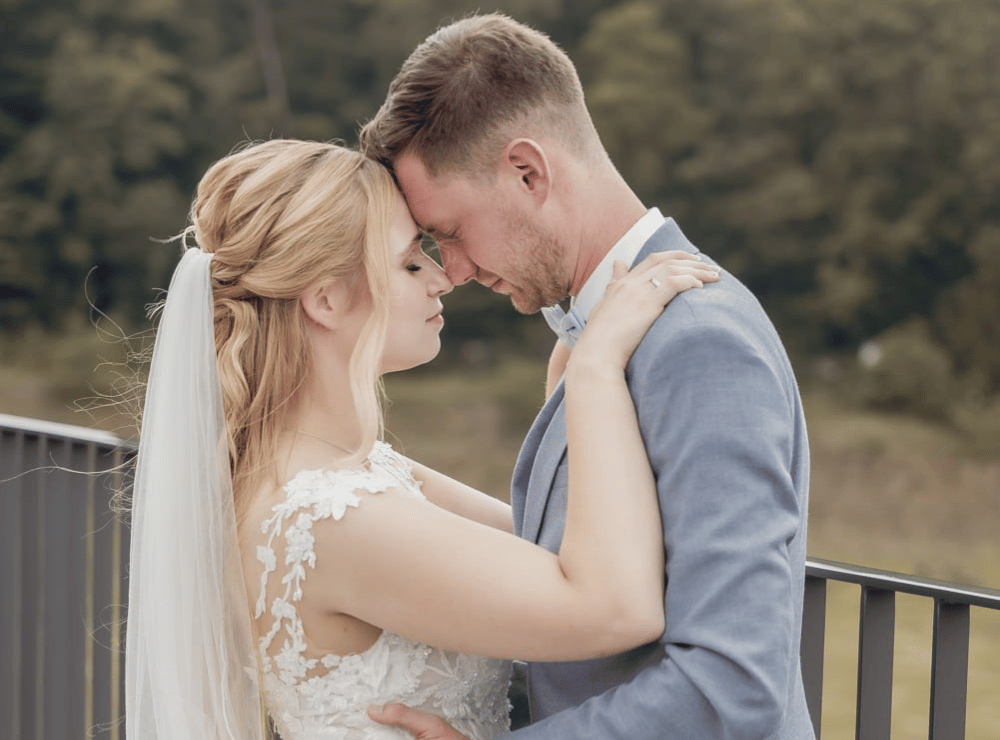 Brautpaar in inniger Umarmung auf der Dachterrasse der Alten Lehrwerkstatt Solingen mit Blick ins Grüne