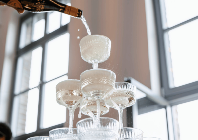 Champagner wird in eine Glaspyramide eingeschenkt beim Hochzeitsempfang in der Alten Lehrwerkstatt Solingen