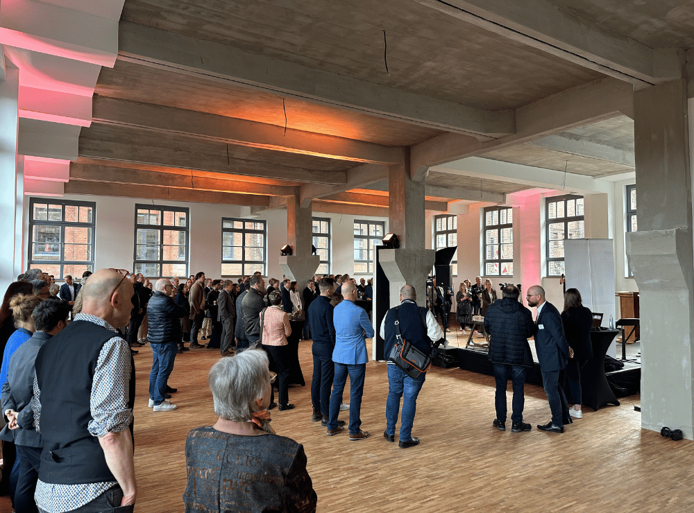 Networking-Event mit Bühne, Publikum und Stehtischen in der Lehrwerkstatt Solingen