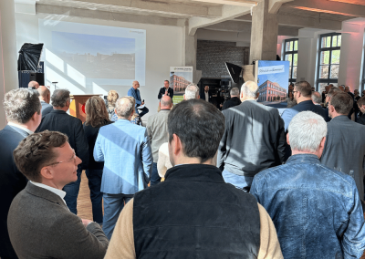 Networking-Event mit Gästen, Stehtischen und Bühnenbereich in der Lehrwerkstatt Solingen