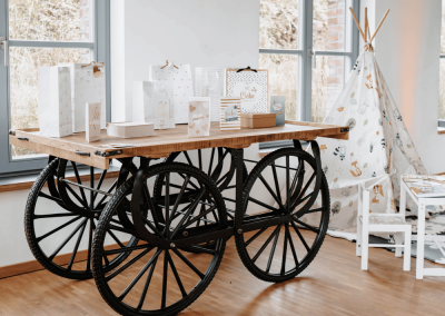 Geschenketisch mit Hochzeitsgeschenken und dekorierter Kinderecke im Innenraum der Alten Lehrwerkstatt Solingen