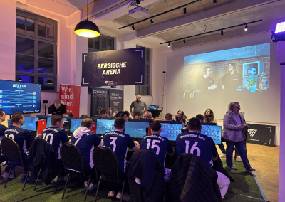 Gaming- und E-Sport-Event mit Turnier-Setup und Nutzung der Leinwand in der Lehrwerkstatt Solingen