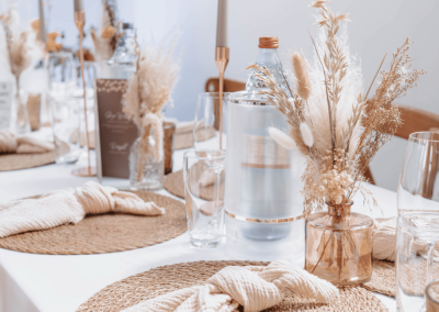 Natürliche Hochzeits-Tischdekoration mit Trockenblumen, Glasvasen und Musselinservietten auf einer festlich gedeckten Tafel in der Alten Lehrwerkstatt Solingen