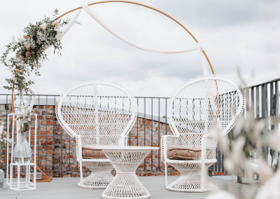 Weiße Lounge-Sessel und Traubogen für eine freie Trauung auf der Dachterrasse der Alten Lehrwerkstatt Solingen