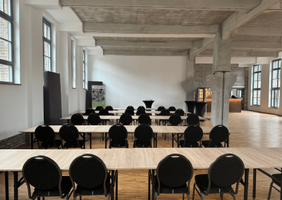 Tagungs-Setup mit Reihenbestuhlung und Präsentationsfläche in der Lehrwerkstatt Solingen