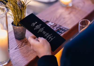 Detailaufnahme einer Menükarte auf einem Tisch bei einem Business-Event in der Lehrwerkstatt Solingen