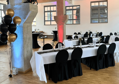 Bankettbestuhlung mit Lichtkonzept für ein Firmenevent in der Lehrwerkstatt Solingen