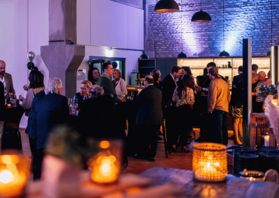 Bar- und Cateringbereich bei einem Firmenevent in der Lehrwerkstatt Solingen mit Stehtischen und Ambientebeleuchtung