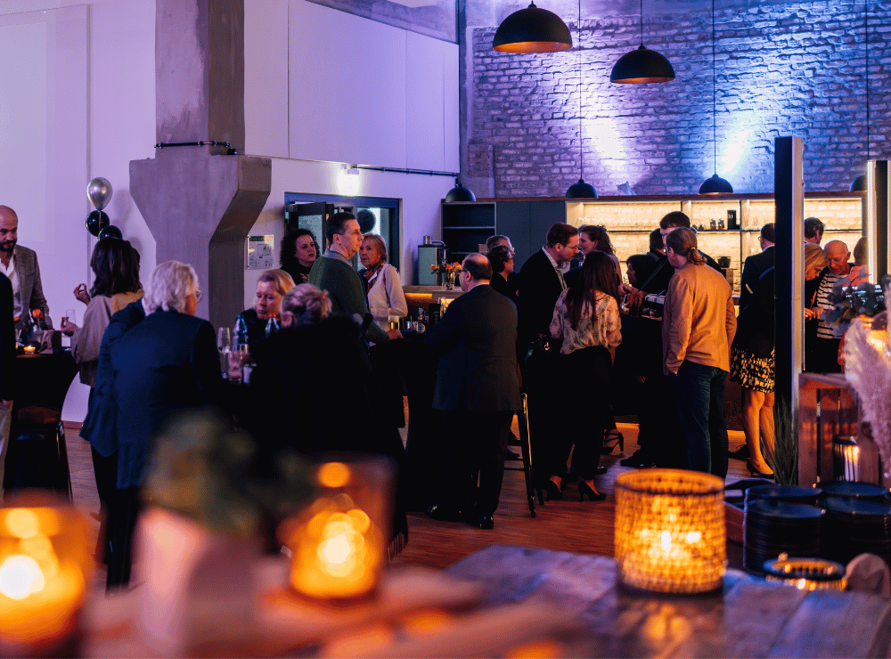Bar- und Cateringbereich bei einem Firmenevent in der Lehrwerkstatt Solingen mit Stehtischen und Ambientebeleuchtung