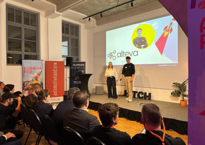 Pitch-Veranstaltung mit Bühne, Leinwand und Publikum bei einem Business-Event in der Lehrwerkstatt Solingen