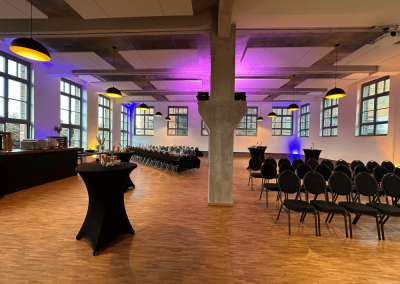 Flexibel gestalteter Eventraum in der Lehrwerkstatt Solingen mit variabler Bestuhlung und Lichtkonzept