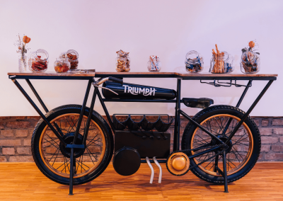Individuelle Candybar auf einem umgebauten Motorrad als Hochzeitsdekoration in der Alten Lehrwerkstatt Solingen