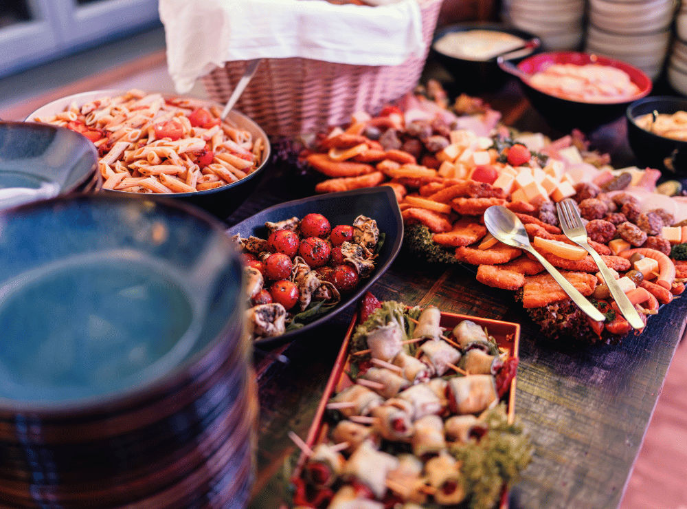 Hochzeitscatering mit einer Auswahl an Vorspeisen, Hauptspeisen und Dessert auf einem Buffet in der Alten Lehrwerkstatt Solingen